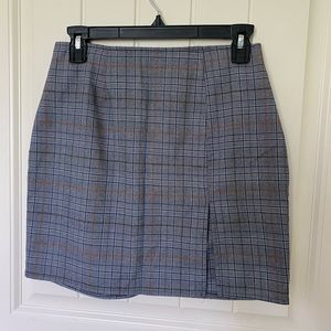 Cute pleated skirt with split!